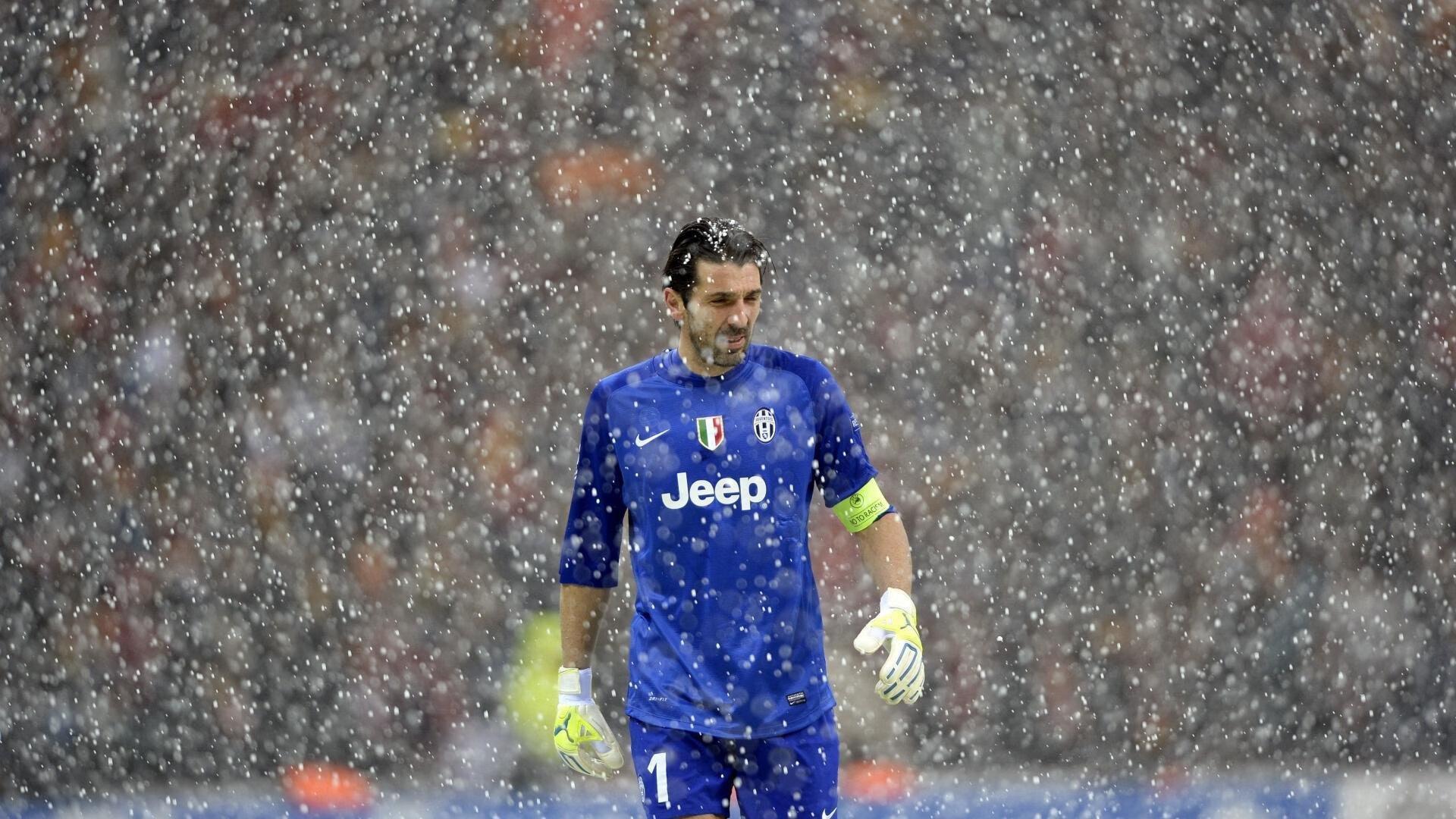 梅西梅开二度助迈阿密国际逆转取胜 球迷沸腾见证球王风采