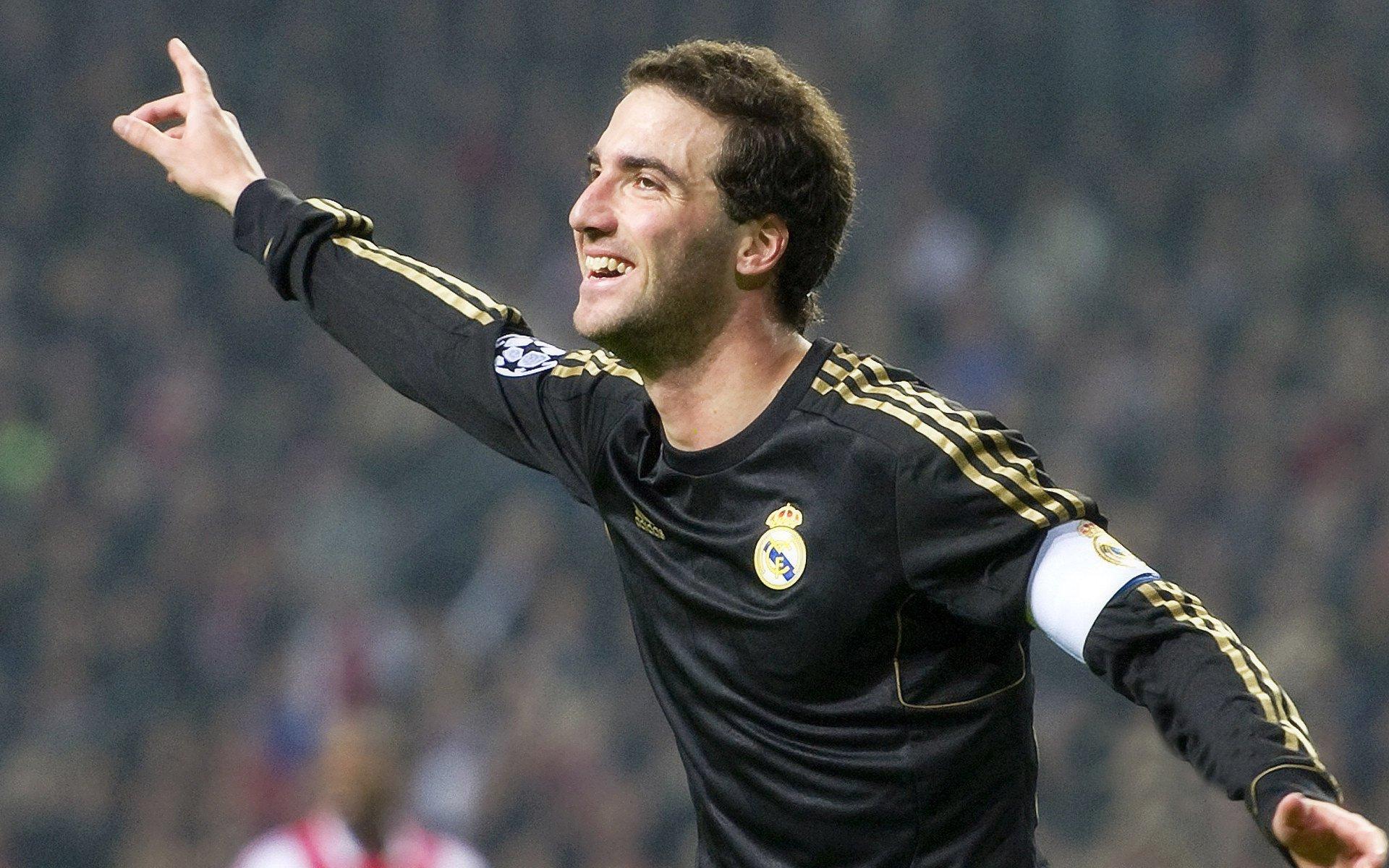 足坛震撼！天价转会刷新纪录，超级巨星加盟豪门引爆全球热议